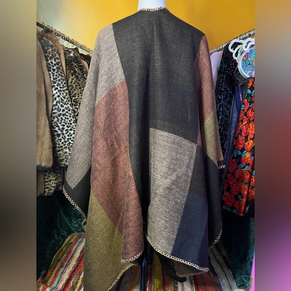 Multicolor poncho/shawl/cape like new and reversible! - Picture 7 of 16